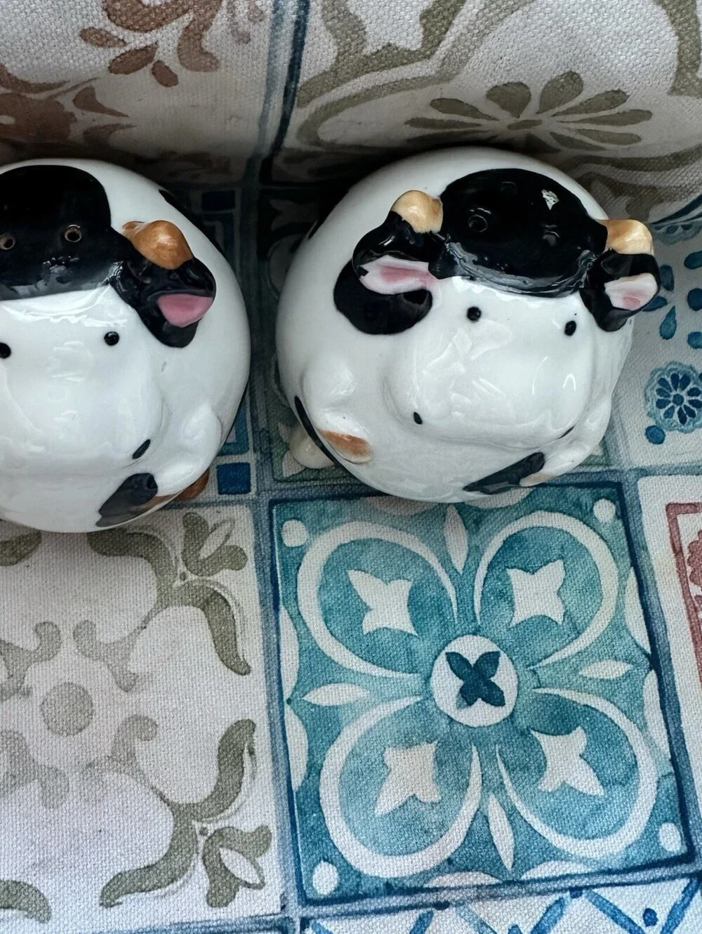 Vintage Chubby Cow Salt And Pepper Shaker Set Farm Cottage Kitchen Kitsch